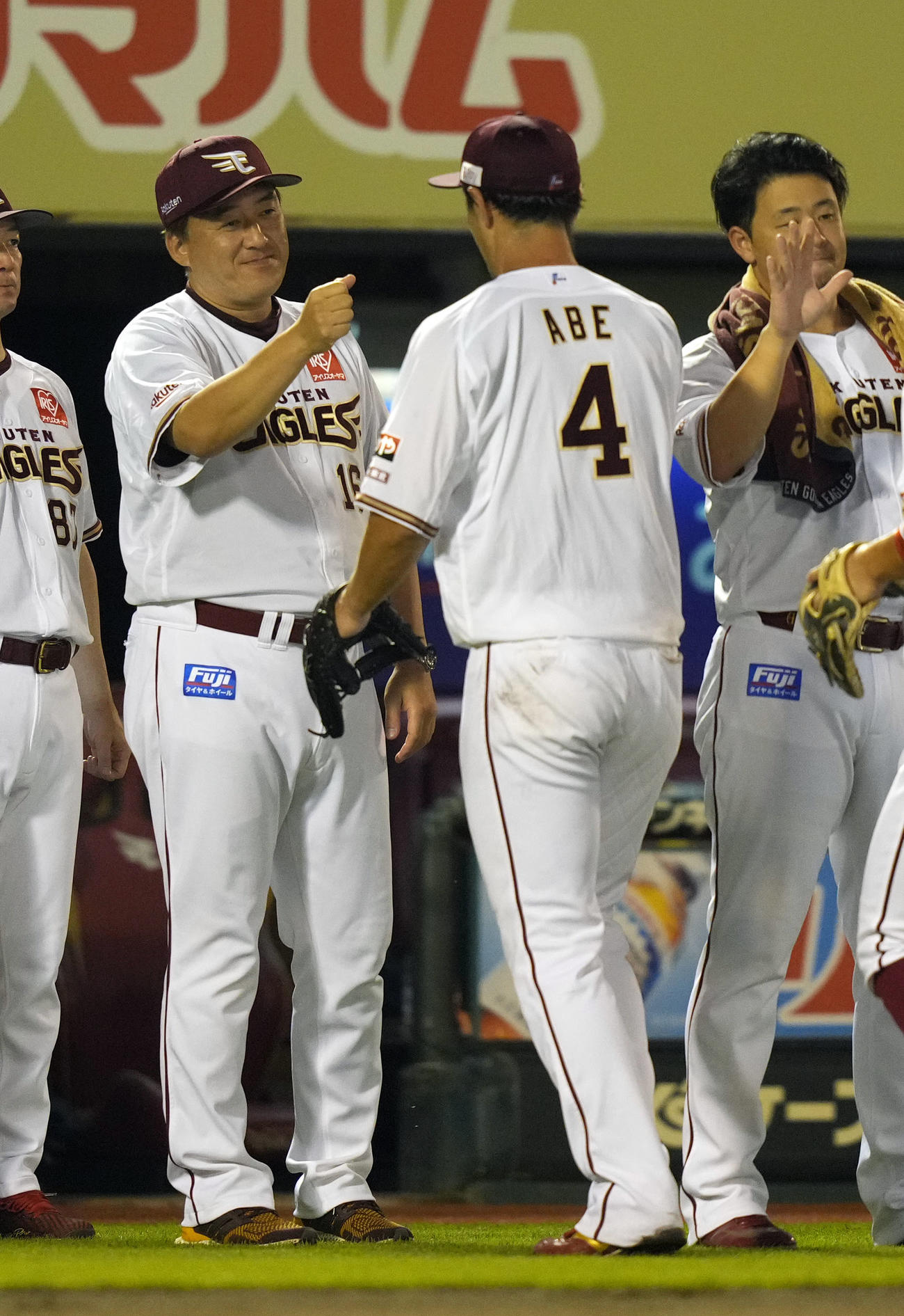 楽天対オリックス　試合後、阿部（手前）を笑顔で迎える石井監督（撮影・狩俣裕三）