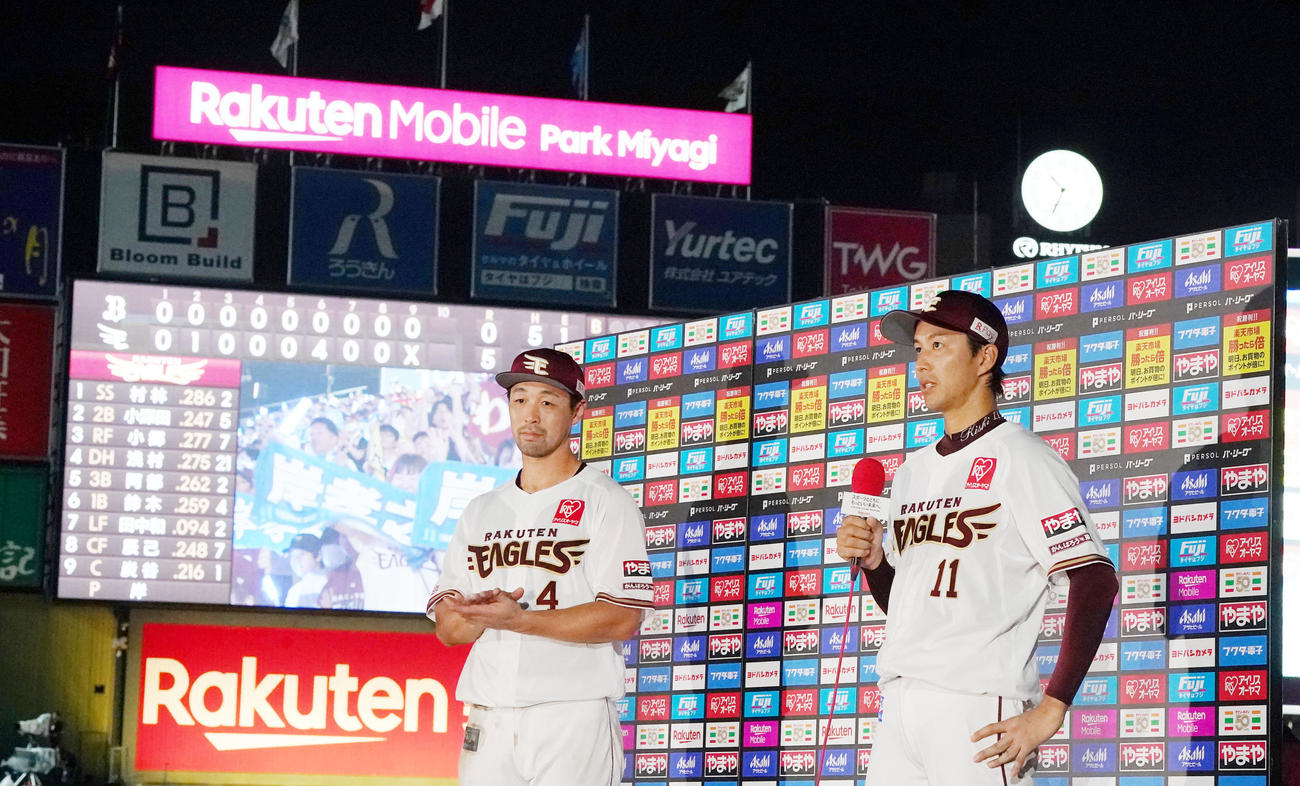 楽天対オリックス　22時34分、ヒーローインタビューに答える岸（右）と阿部（撮影・狩俣裕三）