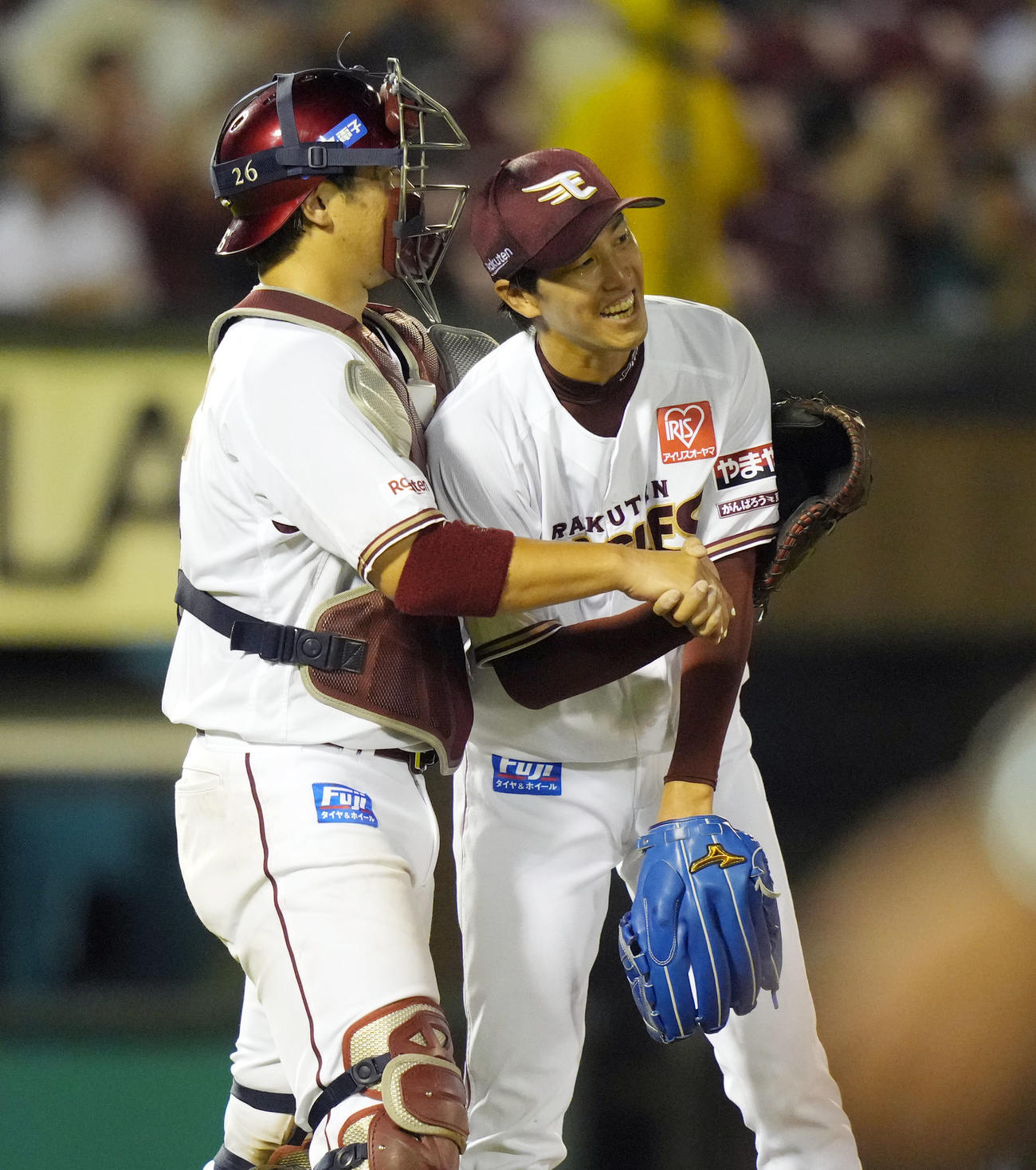 楽天対オリックス　試合後、炭谷（左）に抱きつかれ祝福さえる完封勝利の岸（撮影・狩俣裕三）