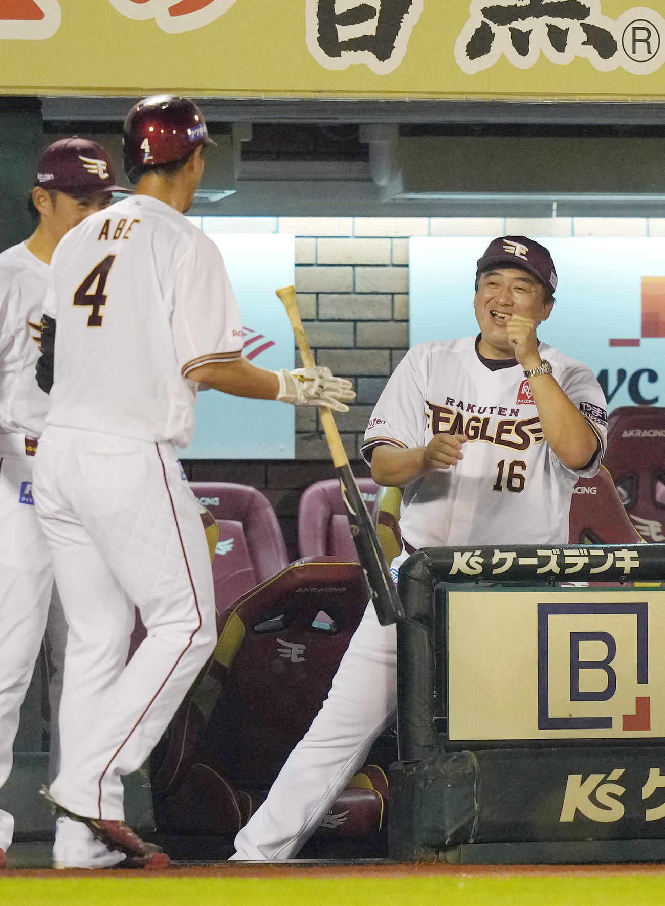 楽天対オリックス　2回裏楽天1死、先制ソロ本塁打を放った阿部（手前）を笑顔で迎える石井監督（撮影・狩俣裕三）