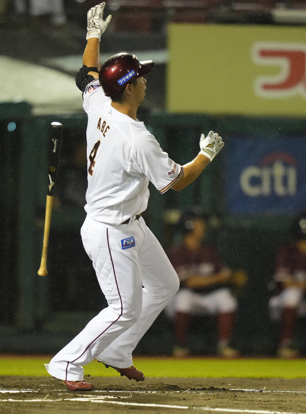楽天対オリックス　2回裏楽天1死、先制ソロ本塁打を放つ阿部（撮影・狩俣裕三）