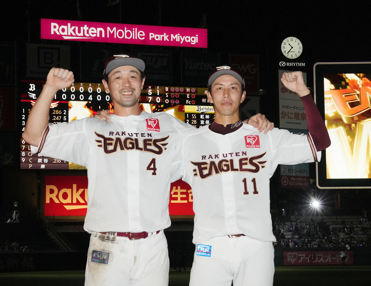 楽天対オリックス　ヒーローインタビュー後、記念撮影をする阿部（左）と岸（撮影・狩俣裕三）