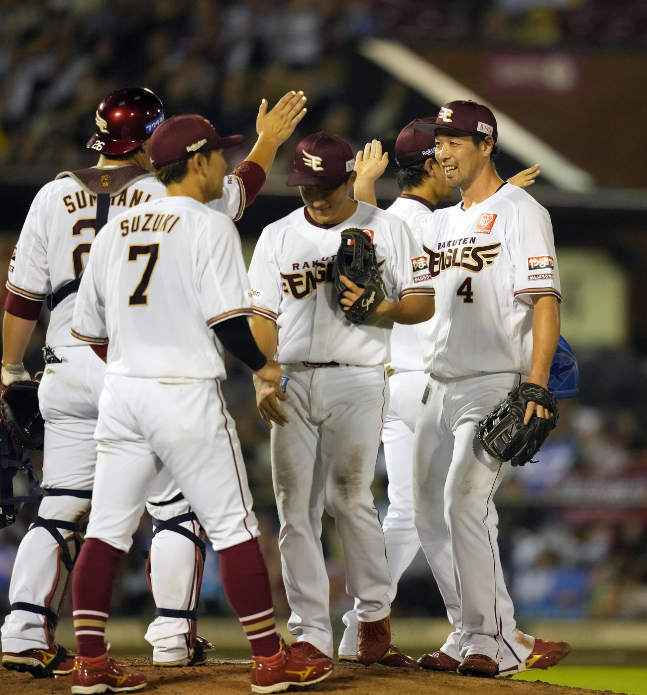 楽天対オリックス　試合後、ナインと喜び合う阿部（右）（撮影・狩俣裕三）