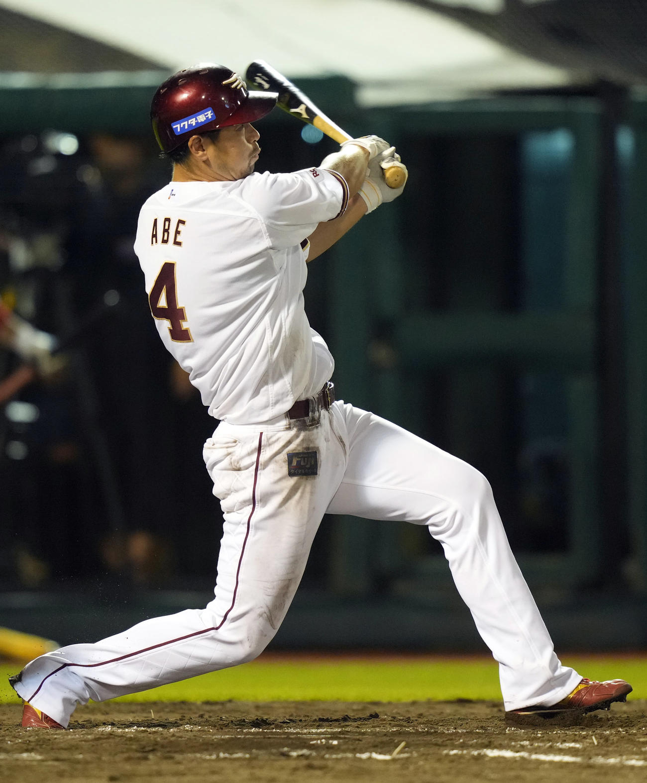 楽天対オリックス　8回裏楽天無死、二塁打を放つ阿部（撮影・狩俣裕三）