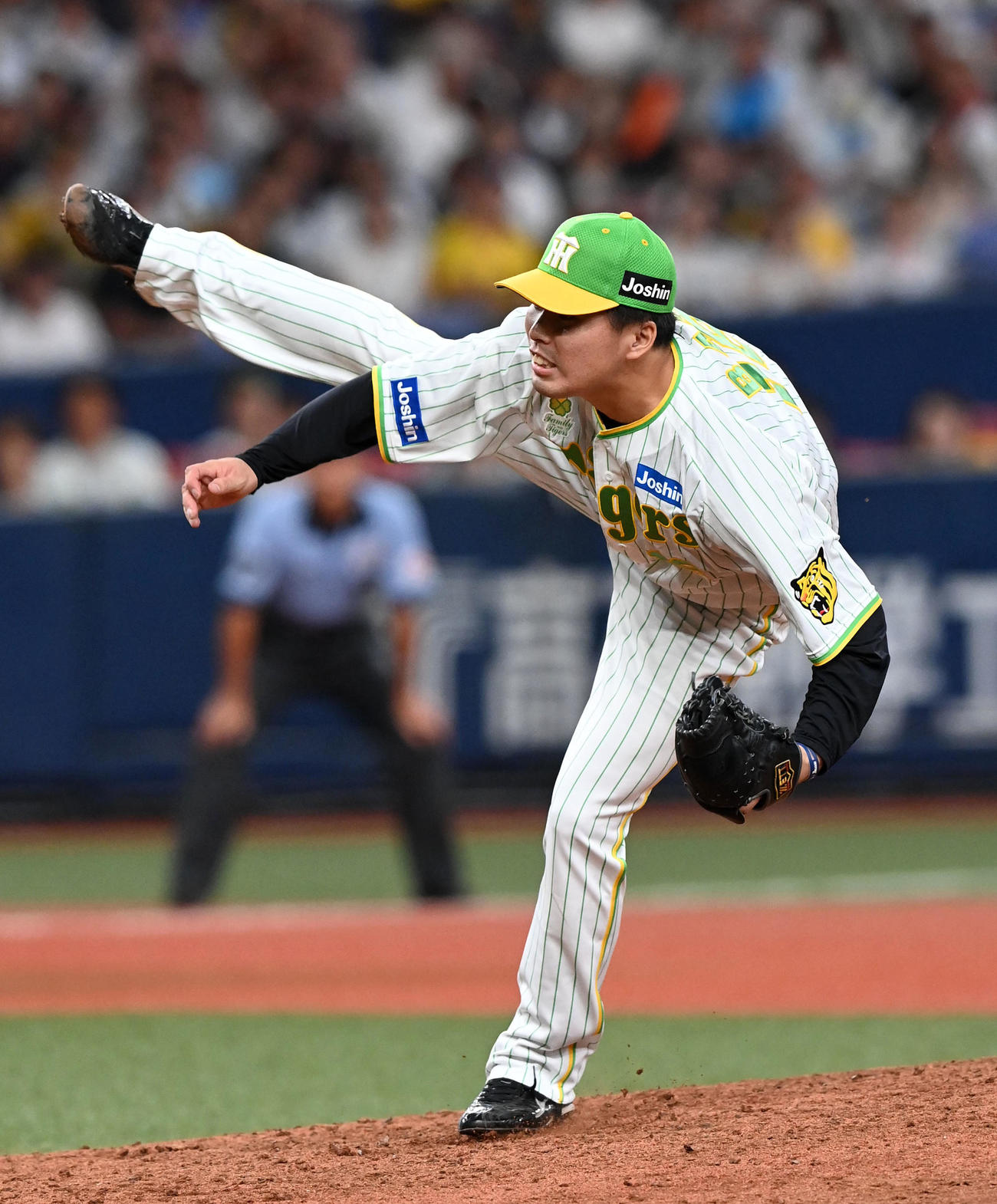 阪神対ヤクルト　8回表ヤクルト2死満塁、馬場はサンタナを中飛に打ち取る（撮影・前岡正明）