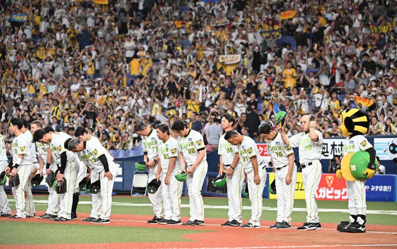 阪神対ヤクルト　ヤクルトを破り8連勝としファンにあいさつする阪神岡田監督（撮影・和賀正仁）