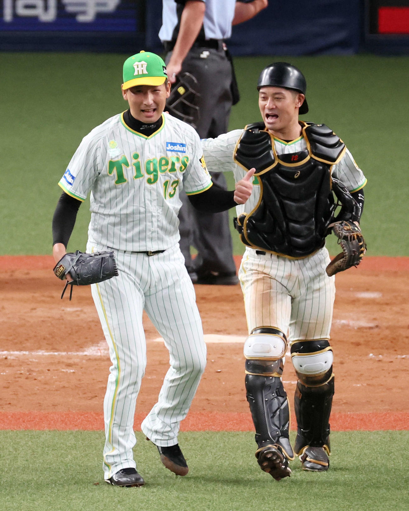 阪神対ヤクルト　9回表ヤクルト2死三塁、岩崎は浜田を中飛に仕留めガッポーズを見せる。右は坂本（撮影・加藤哉）
