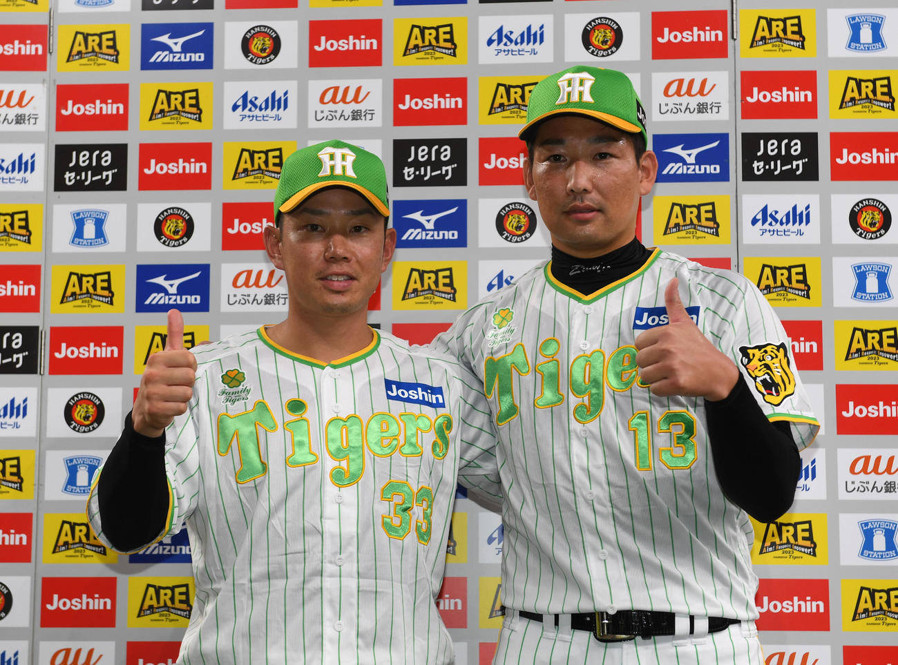 阪神対ヤクルト　ヒーローの糸原（左）と岩崎はサムアップポーズを決める（撮影・前岡正明）