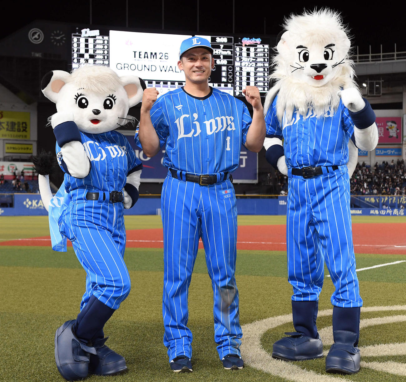 ロッテ対西武　ロッテに勝利し笑顔で記念撮影に納まる西武栗山（撮影・たえ見朱実）
