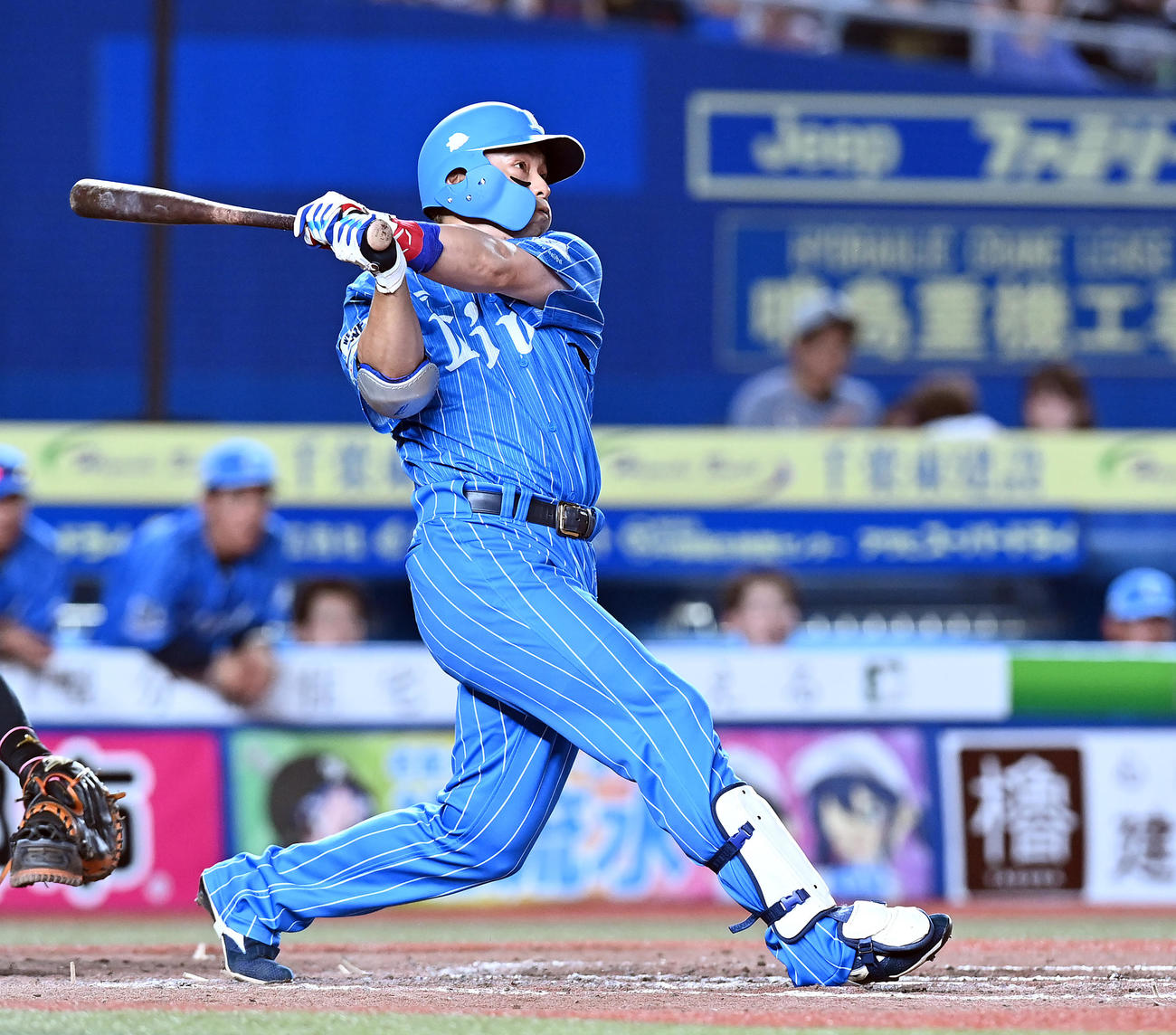 ロッテ対西武　5回表西武無死一塁、右越えに2点本塁打を放つ栗山（撮影・たえ見朱実）