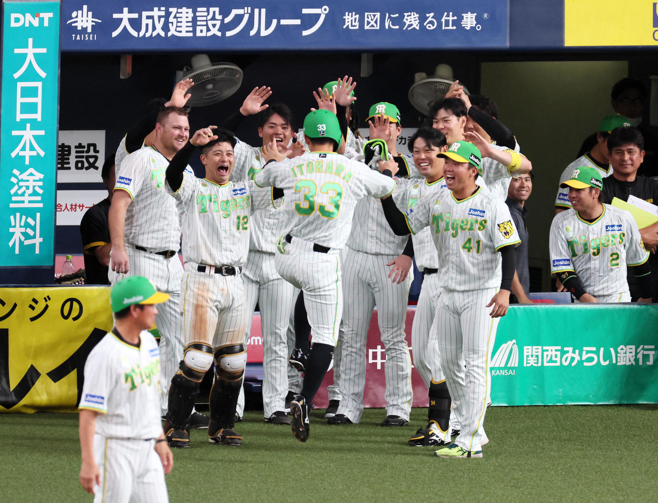 8回裏阪神1死一塁、勝ち越し適時二塁打を放放った糸原（中央）は、代走を送られナインに迎えられる（撮影・加藤哉）