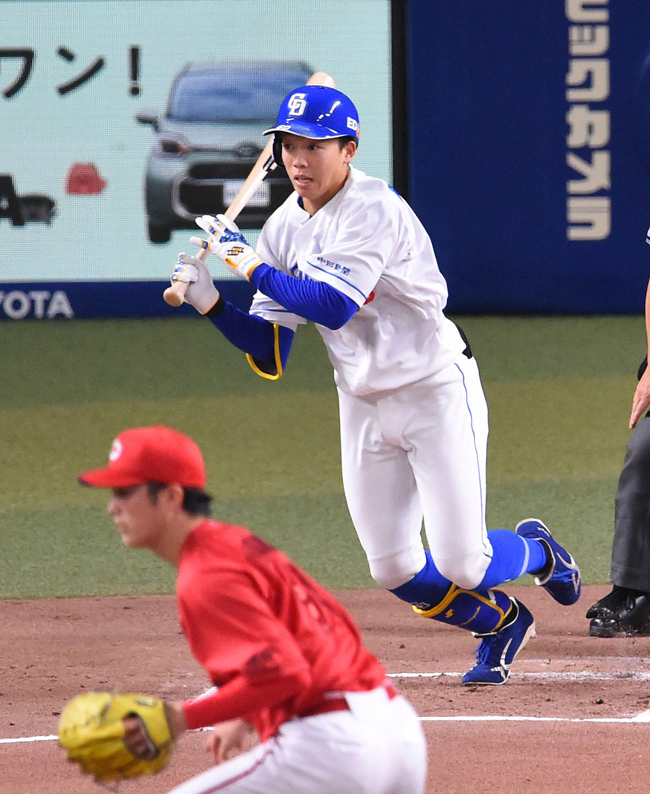 中日対広島　1回裏中日無死、右前安打を放つ岡林　投手は森下（撮影・森本幸一）