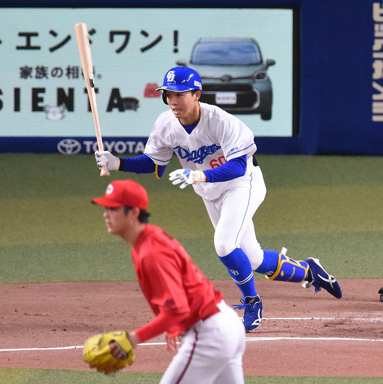 中日対広島　1回裏中日無死、右前安打を放つ岡林　投手は森下（撮影・森本幸一）
