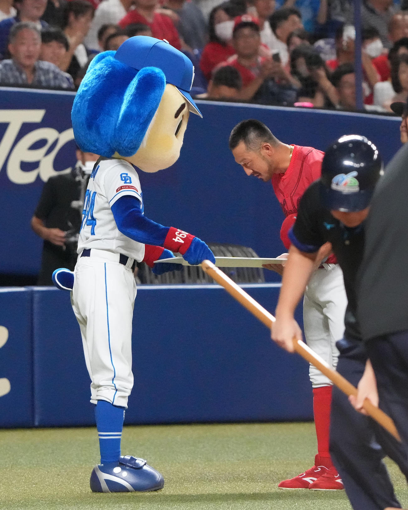 中日対広島　5回終了、ドアラから通算1500試合出場の記念ボードを受け取る菊池（右）（撮影・森本幸一）