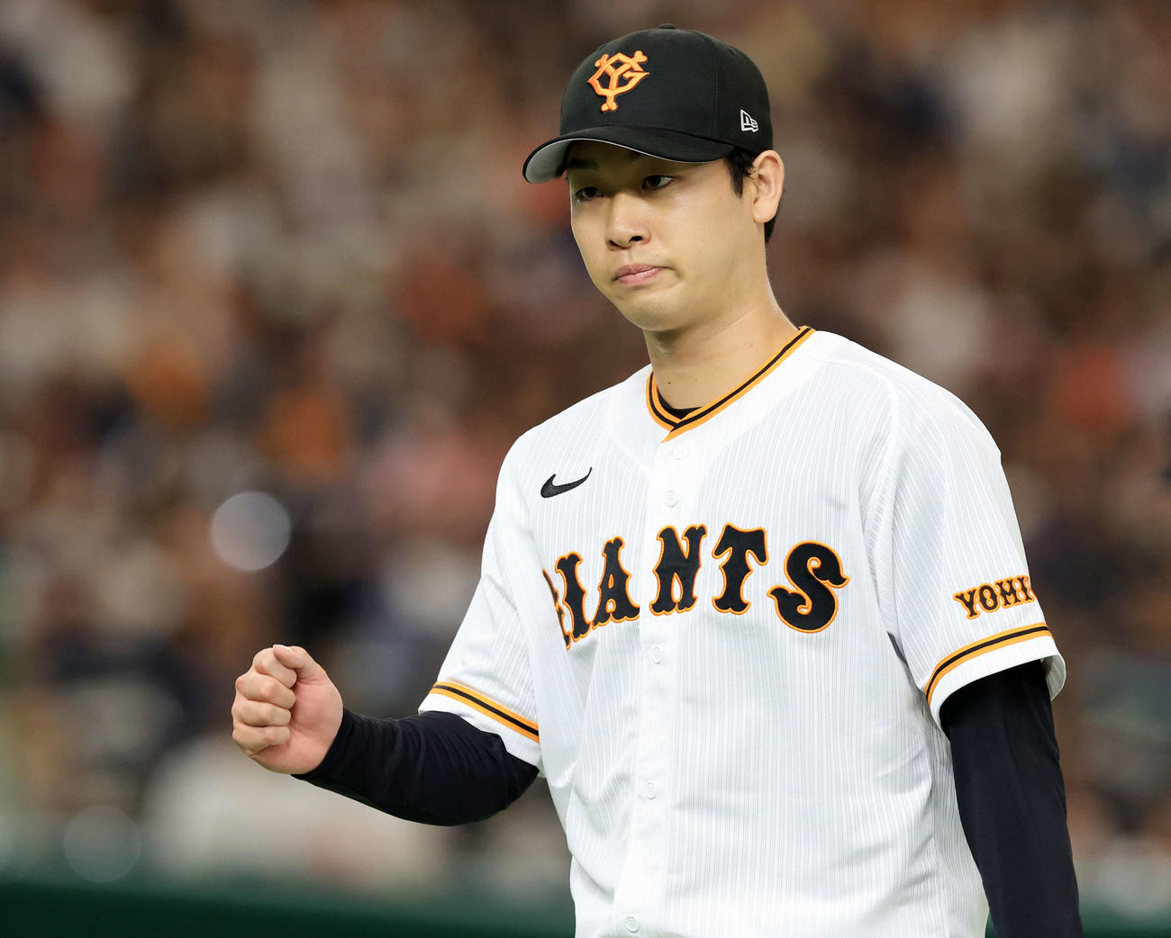 巨人対DeNA 1回表DeNAの攻撃を3人に仕留め、小さくガッツポーズする山崎伊（撮影・浅見桂子）