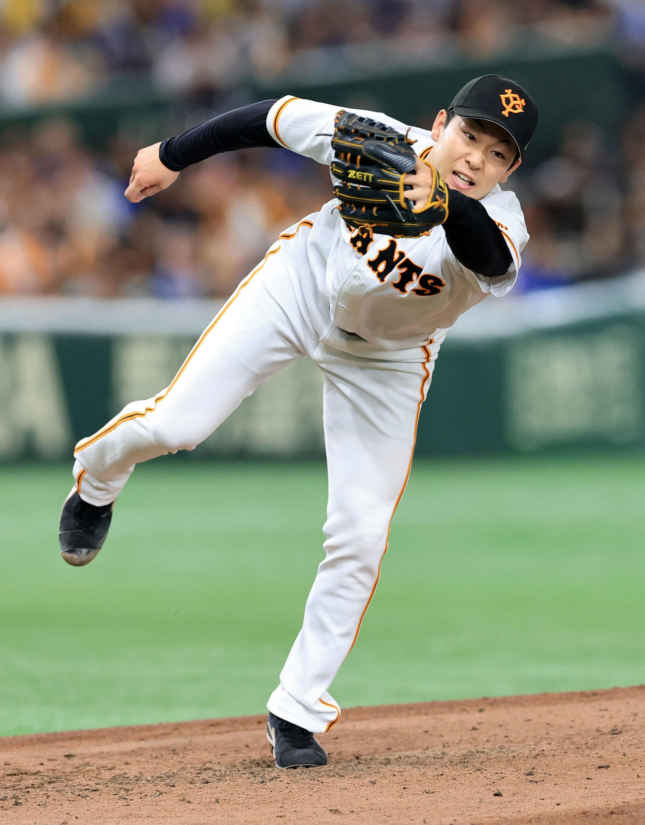 巨人対DeNA 4回表DeNA1死、関根の打球にグラブを出す山崎伊（撮影・浅見桂子）