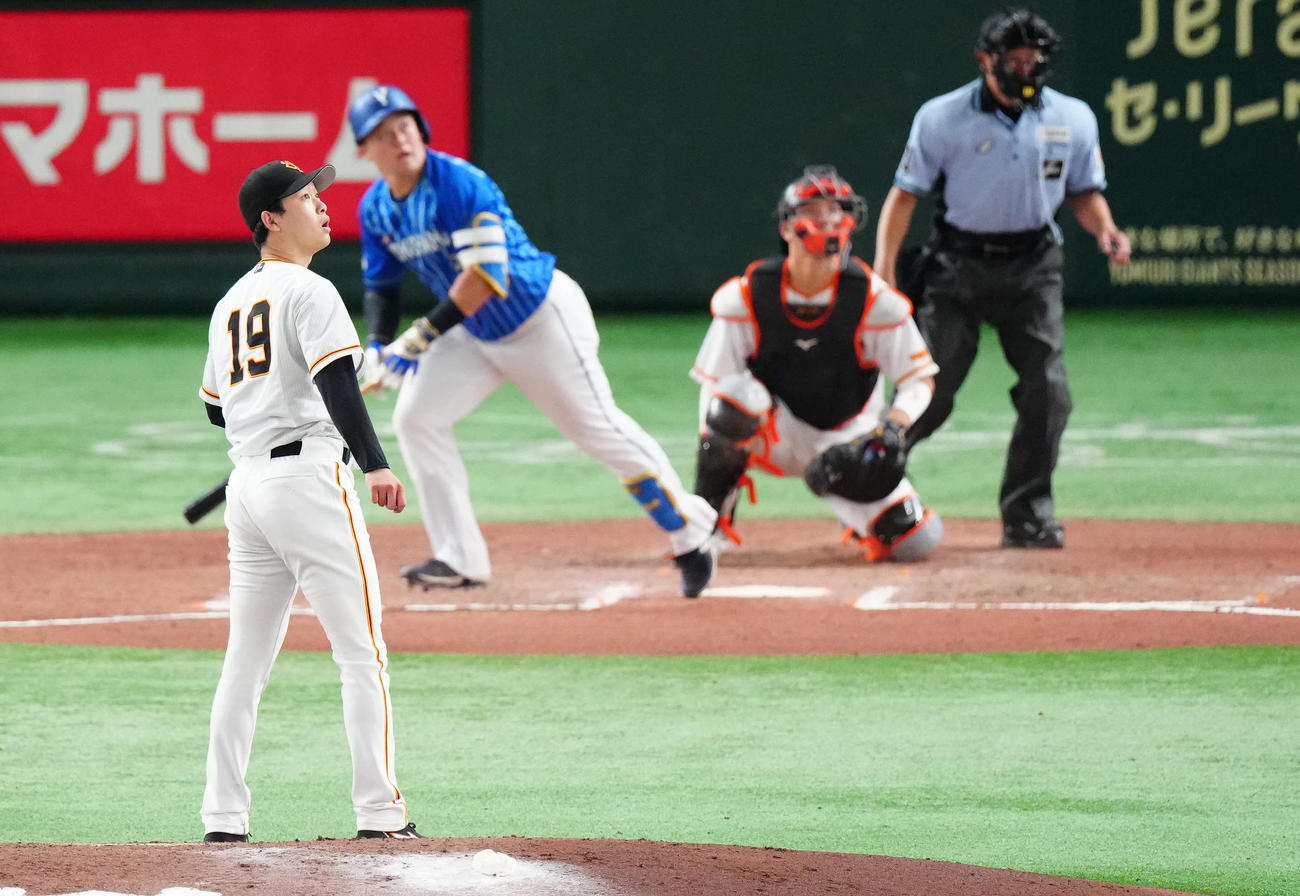 巨人対DeNA 7回表DeNA1死、牧（後方左）にソロ本塁打を浴びる山崎伊（撮影・江口和貴）