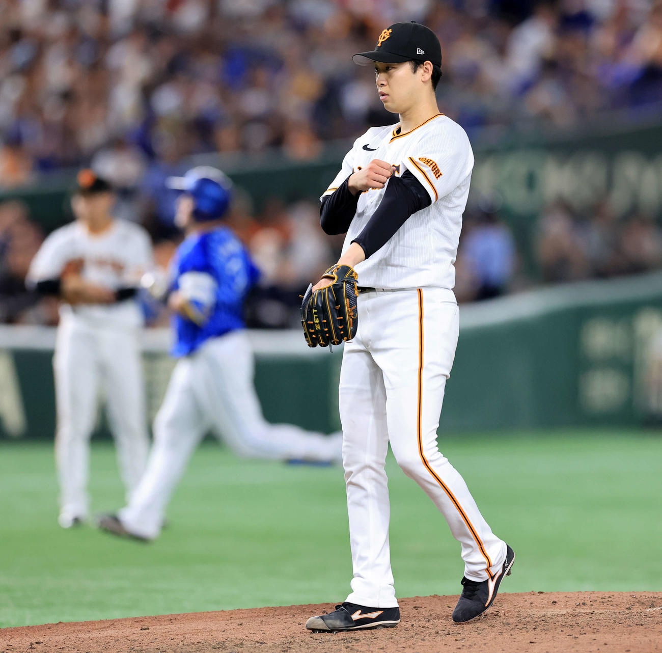 巨人対DeNA 7回表DeNA1死、牧（後方）に左越えソロ本塁打を許した山崎伊（撮影・浅見桂子）