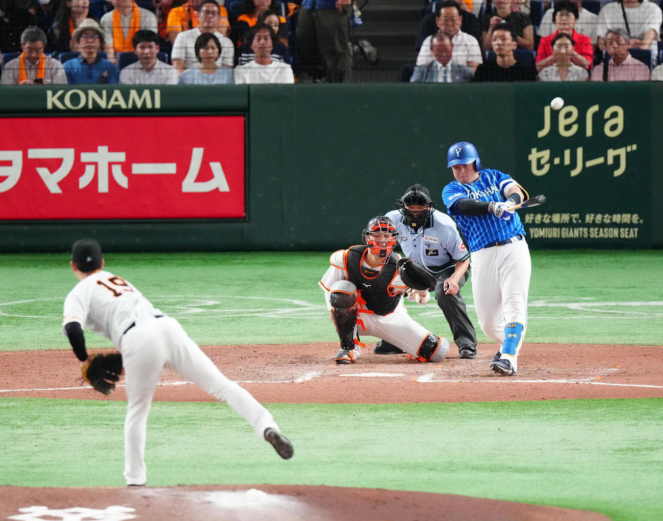 巨人対DeNA 7回表DeNA1死、ソロ本塁打を放つ牧。投手山崎伊（撮影・江口和貴）