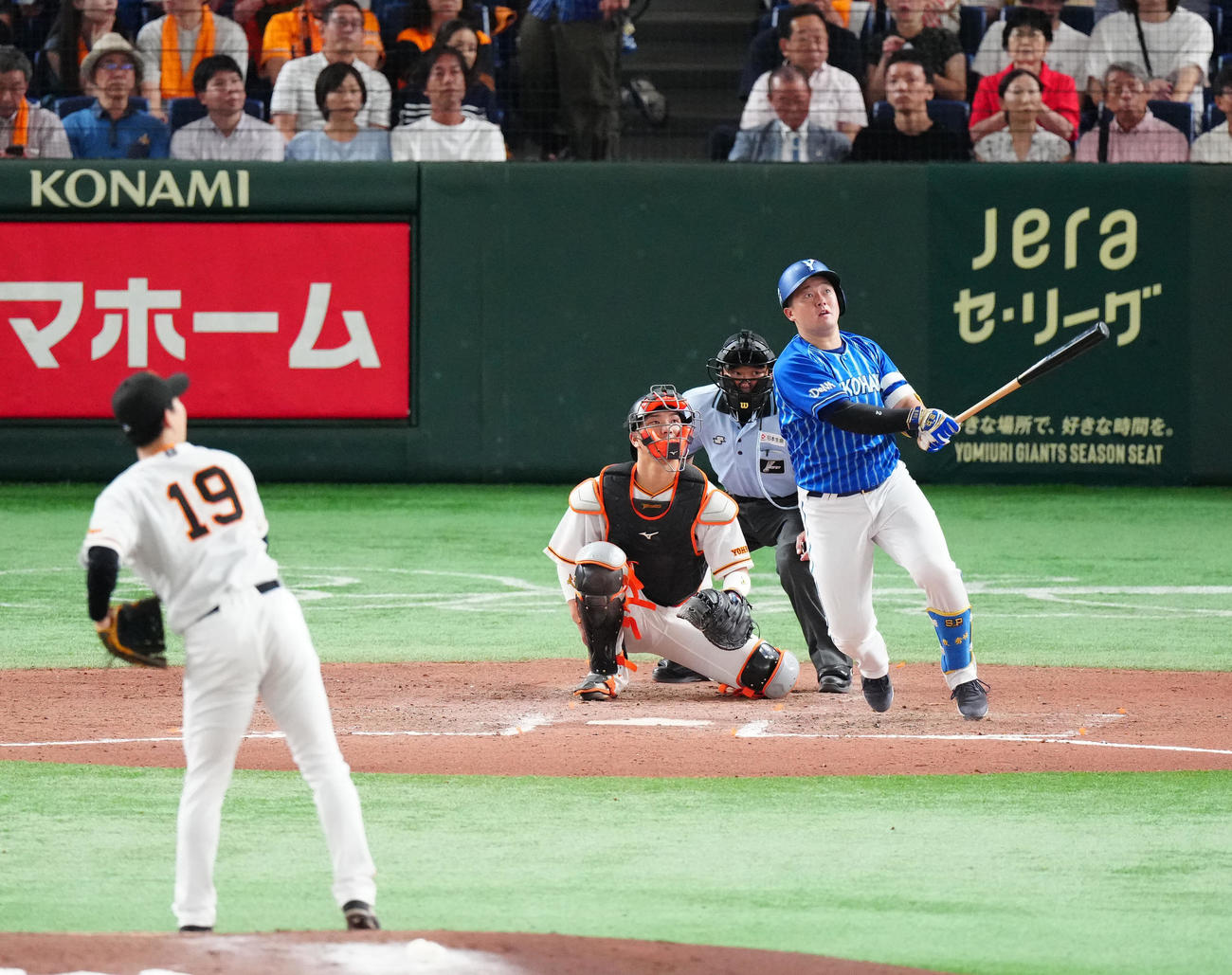 巨人対DeNA 7回表DeNA1死、ソロ本塁打を放つ牧。投手山崎伊（撮影・江口和貴）
