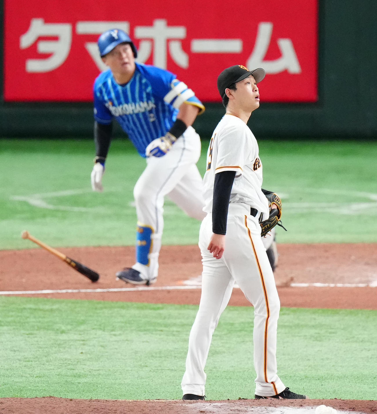 巨人対DeNA 7回表DeNA1死、牧（後方）にソロ本塁打を浴びる山崎伊（撮影・江口和貴）