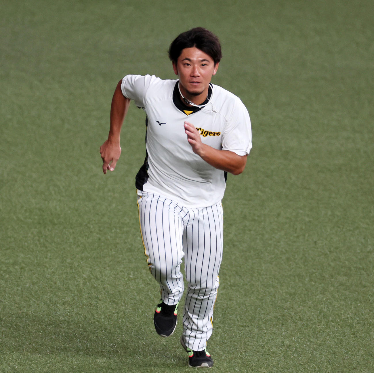 外野でダッシュする伊藤将司（撮影・加藤哉）