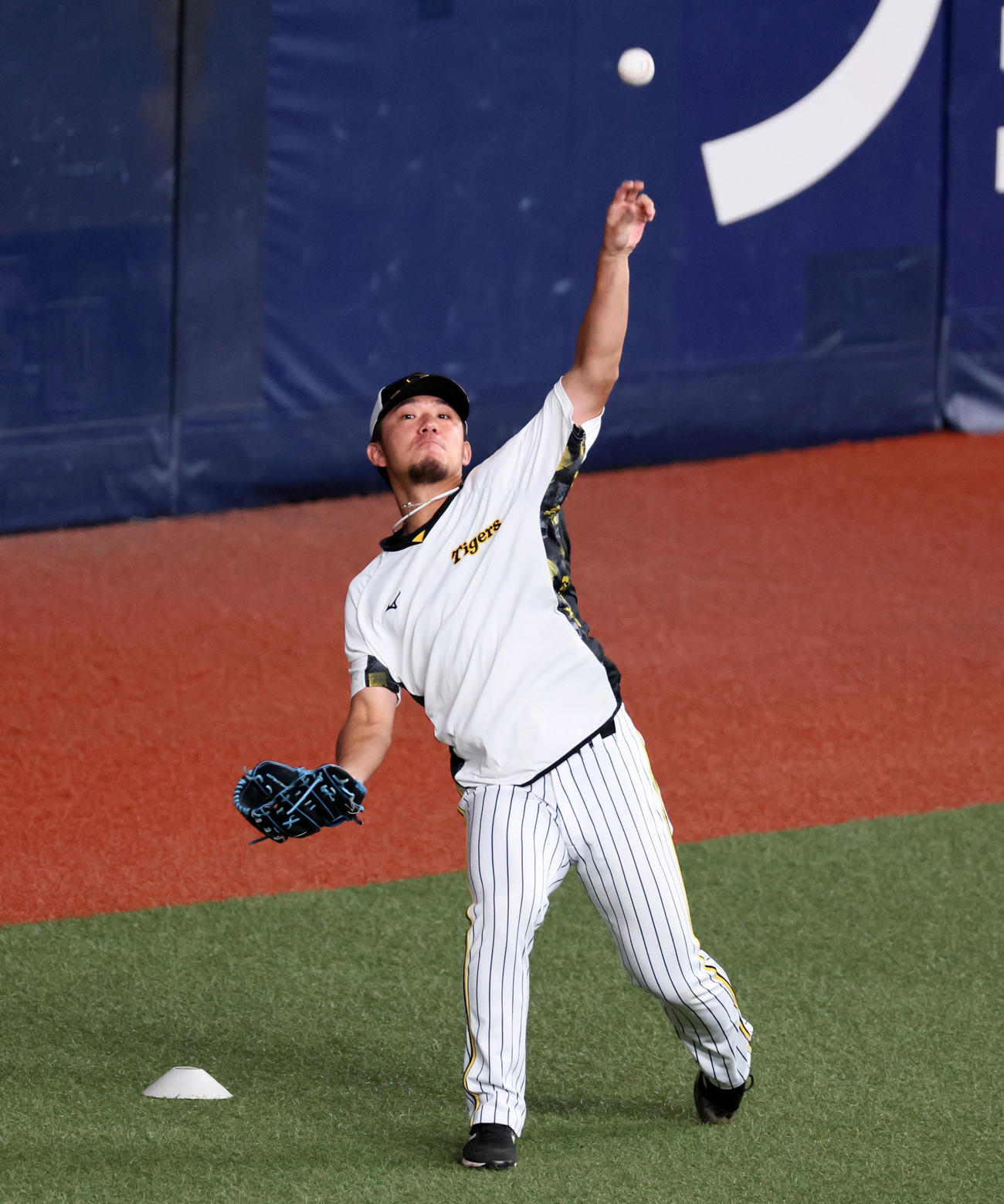 外野でキャッチボールする伊藤将司（撮影・加藤哉）