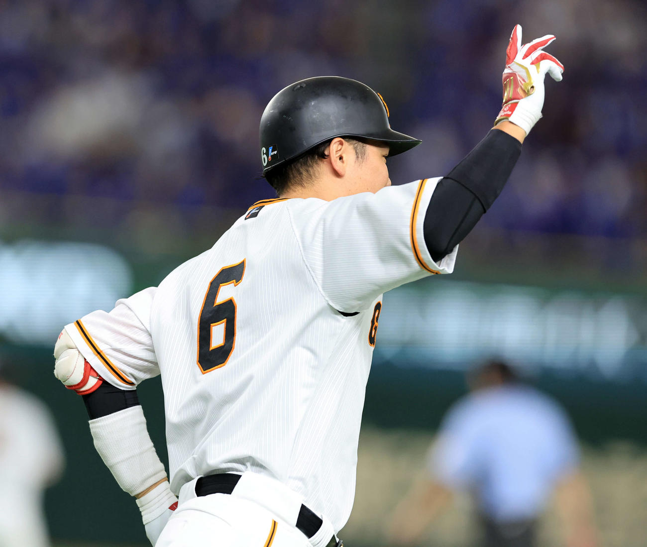 巨人対DeNA 8回裏巨人1死一塁、坂本は2点本塁打を放ち、指を突き上げる（撮影・浅見桂子）