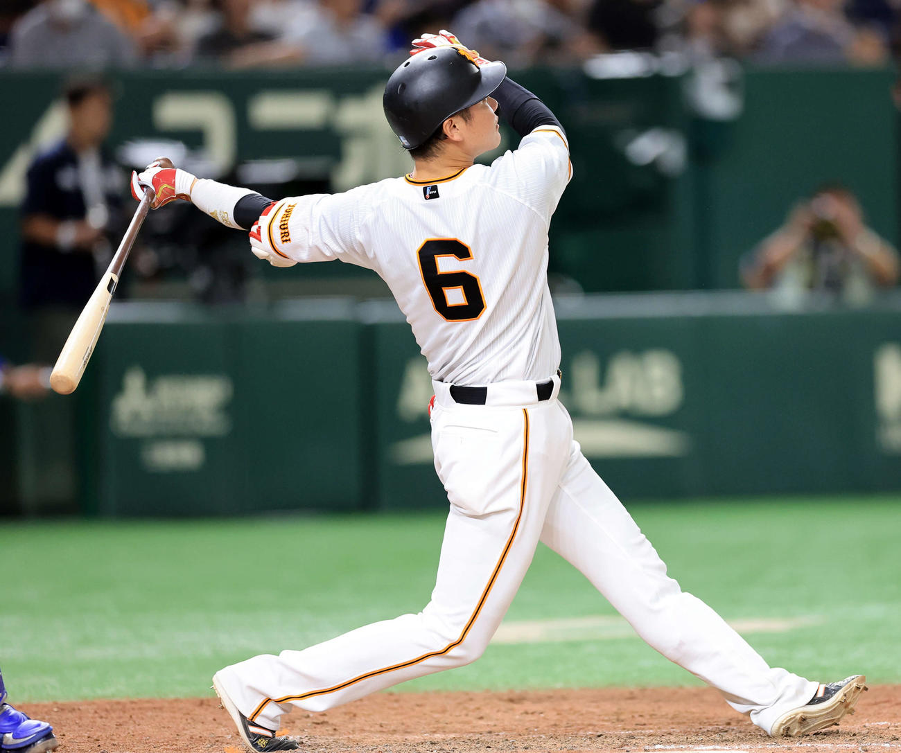 巨人対DeNA 8回裏巨人1死一塁、坂本は2点本塁打を放つ（撮影・浅見桂子）