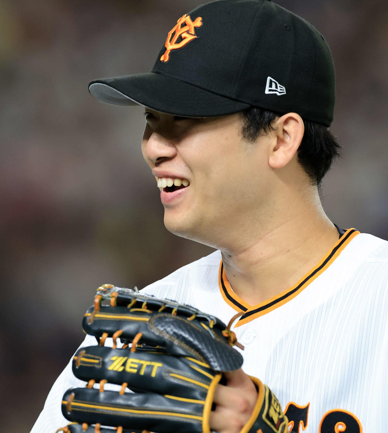 巨人対DeNA 6回表DeNA2死一、三塁、関根の投手返しに仕留めてピンチを脱し、笑みを浮かべる山崎伊（撮影・浅見桂子）