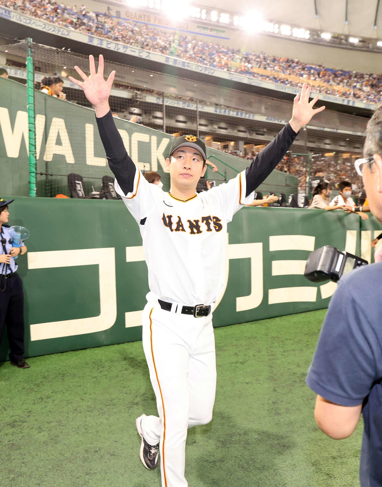 巨人対DeNA 9勝目を挙げた巨人山崎伊は、スタンドの声援に両手を広げてこたえる（撮影・浅見桂子）