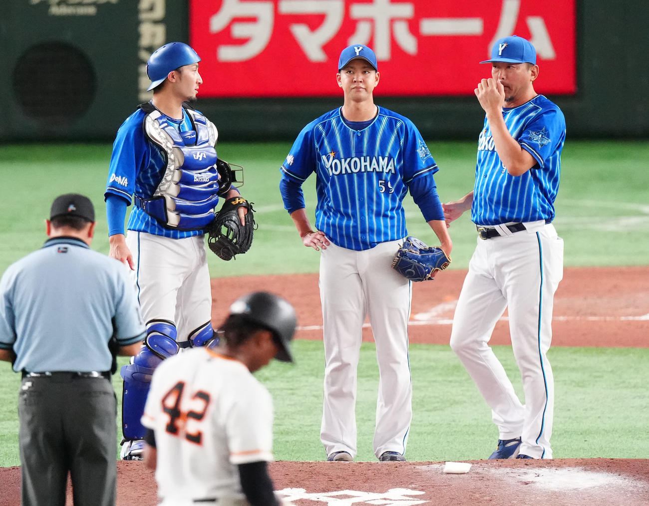 巨人対DeNA 5回裏巨人1死二、三塁、ブリンソン（手前）に先制2点適時二塁打を浴び、マウンドで激励される平良（中央）（撮影・江口和貴）