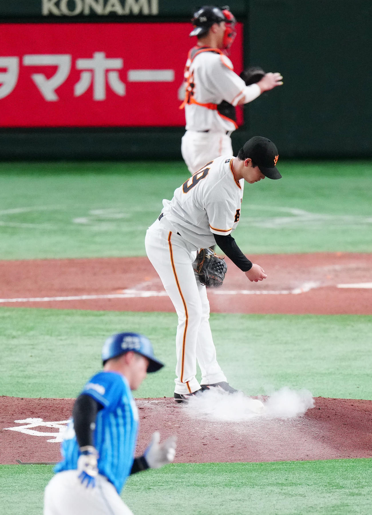 巨人対DeNA 7回表DeNA1死、牧（手前）にソロ本塁打を浴び、ロジンをたたきつける山崎伊（撮影・江口和貴）