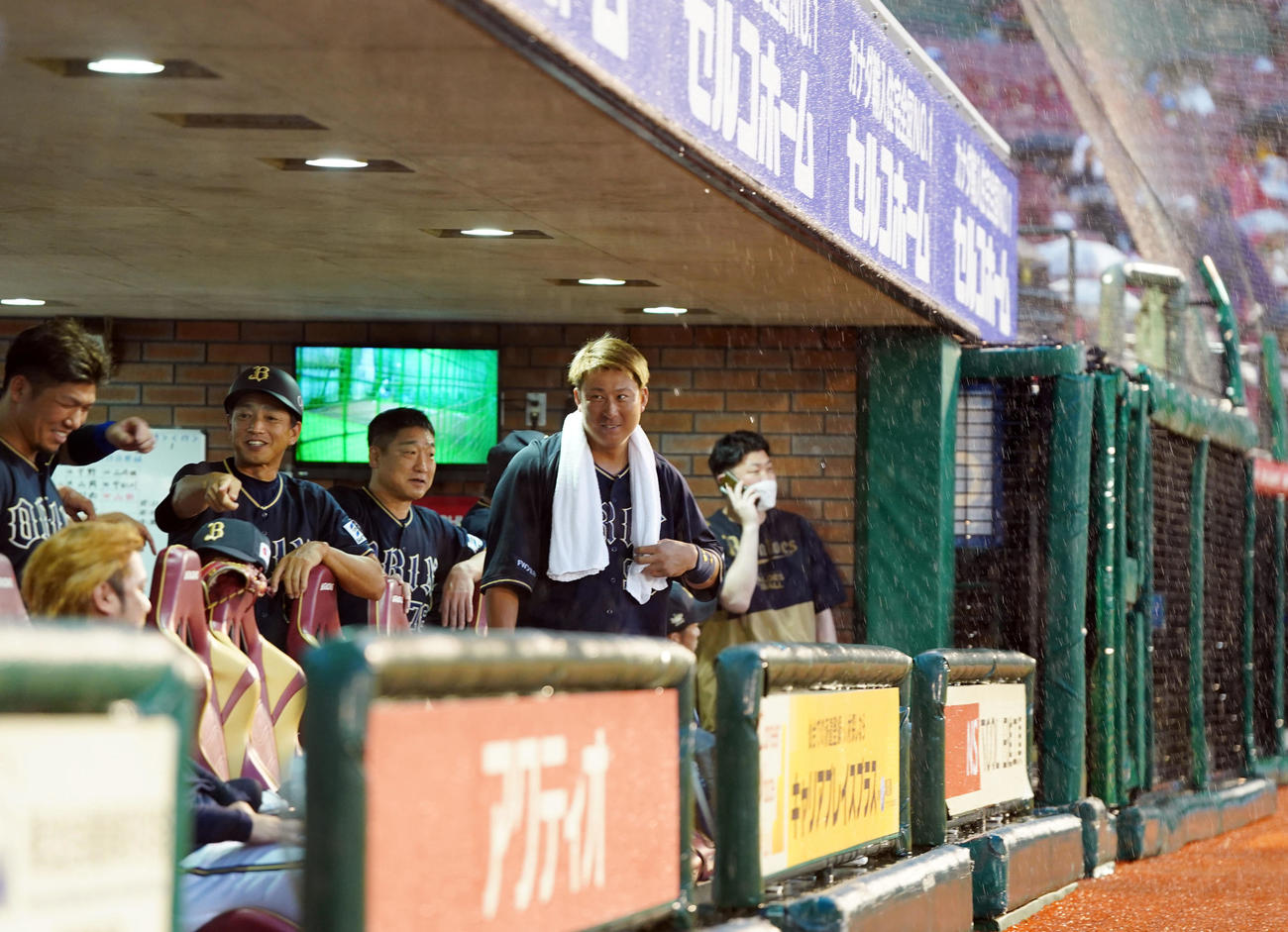 楽天対オリックス　試合前、降雨による開始時間の遅延となり、苦笑いする杉本（中央）らオリックスベンチ（撮影・狩俣裕三）