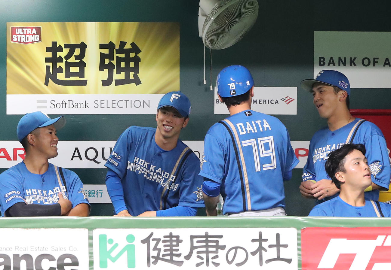 ソフトバンク対日本ハム　病院に行ってから合流した五十幡（撮影・梅根麻紀）
