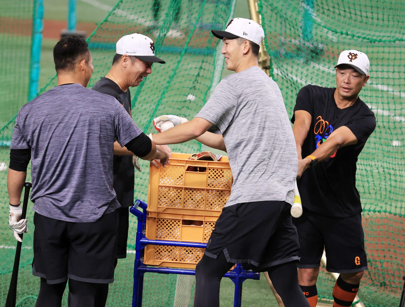 巨人対DeNA　練習中、巨人中田翔（左）とふざける秋広（中央）は、阿部ヘッド兼バッテリーコーチからお尻をバットでたたかれる（撮影・浅見桂子）