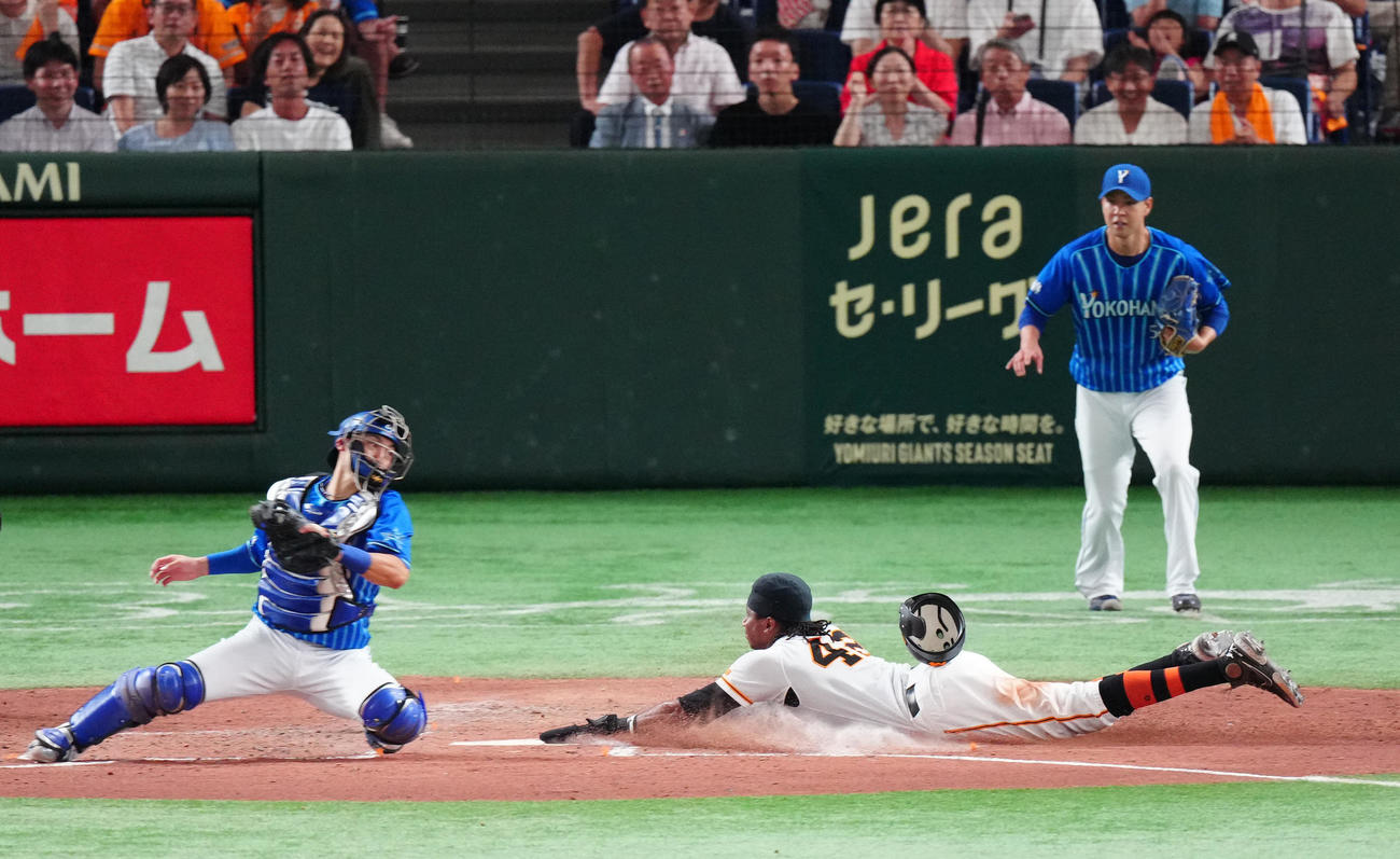 巨人対DeNA 5回裏巨人2死二塁、梶谷の適時打で生還するブリンソン。右は先発の平良、左は捕手伊藤（撮影・江口和貴）