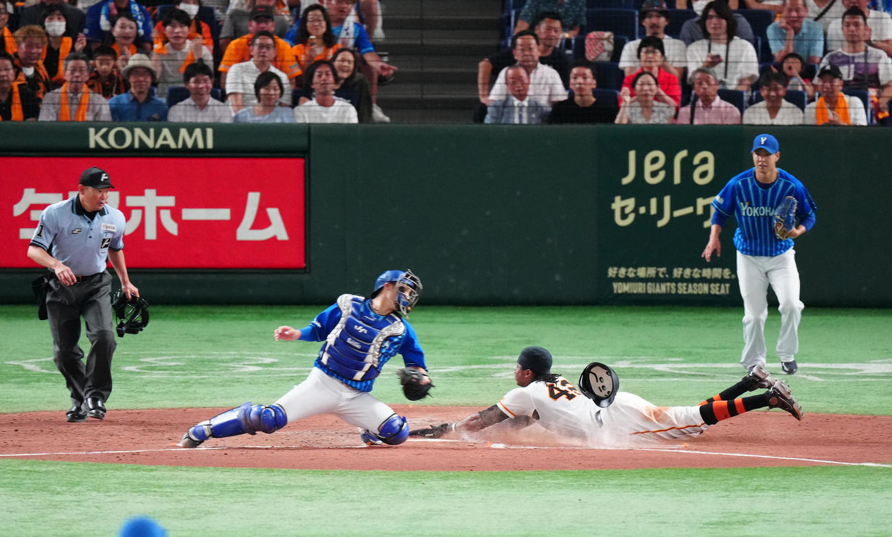 巨人対DeNA 5回裏巨人2死二塁、梶谷の適時打で生還するブリンソン（中央右）。右端は先発の平良（撮影・江口和貴）