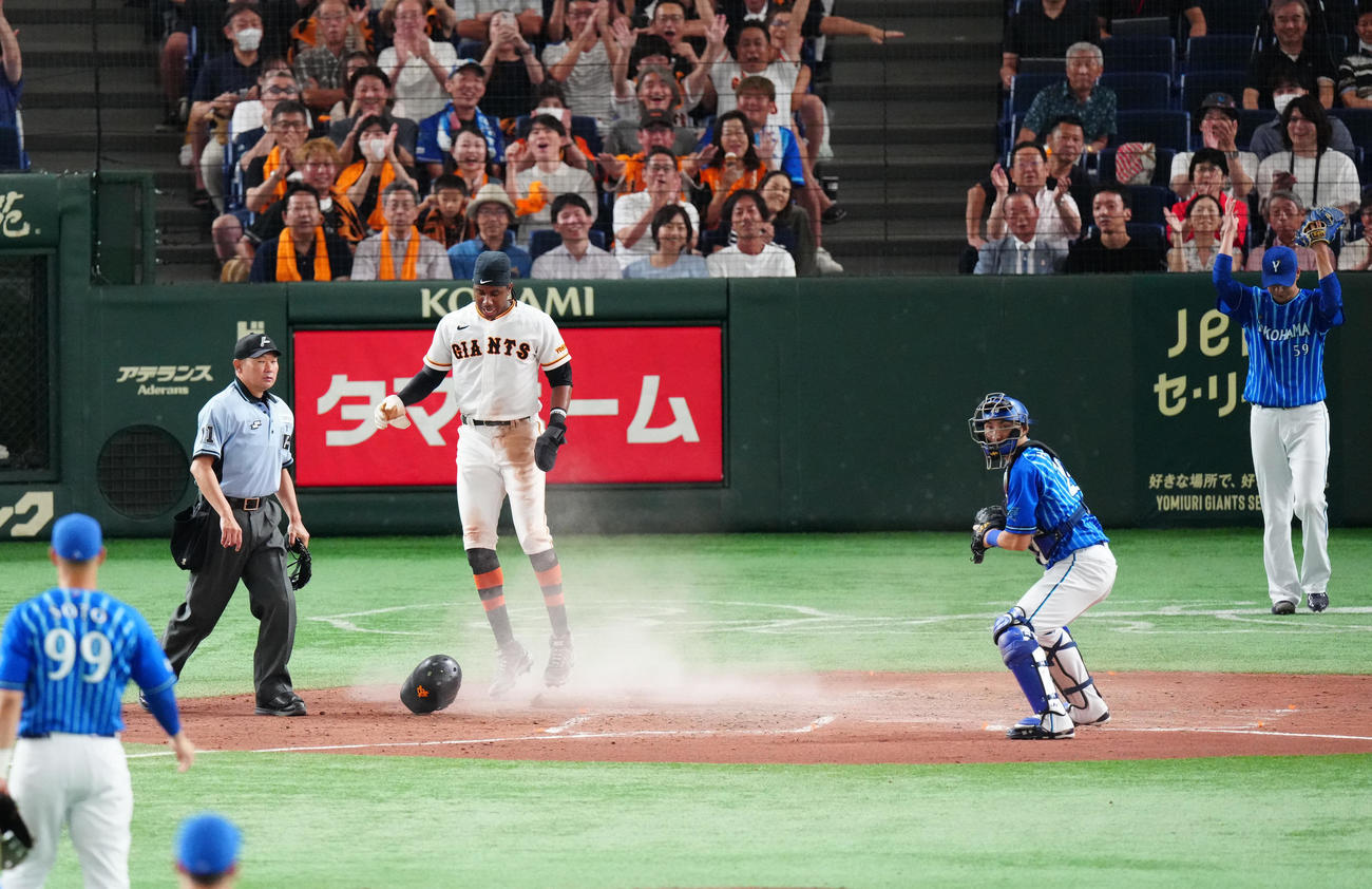 巨人対DeNA 5回裏巨人2死二塁、梶谷の適時打で生還したブリンソン。右端は先発の平良（撮影・江口和貴）