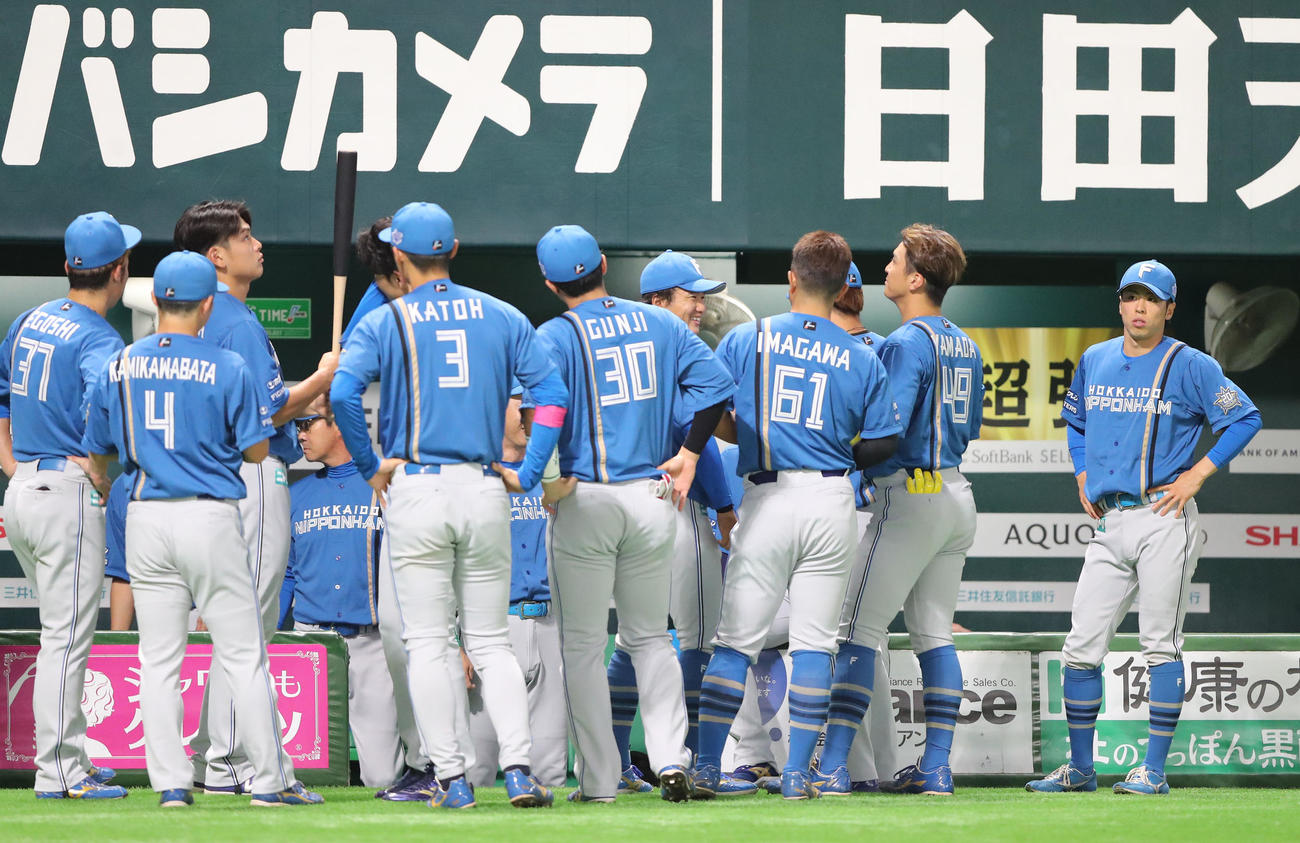 ソフトバンク対日本ハム　病院に行ってから合流した五十幡（撮影・梅根麻紀）