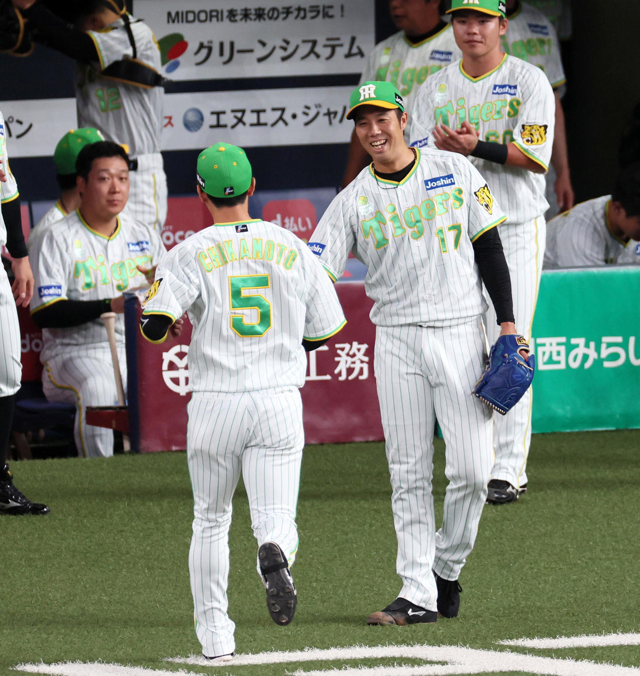 阪神対ヤクルト　1回表を終え好守を見せた近本（左）をベンチ前で迎える阪神先発の青柳（撮影・加藤哉）