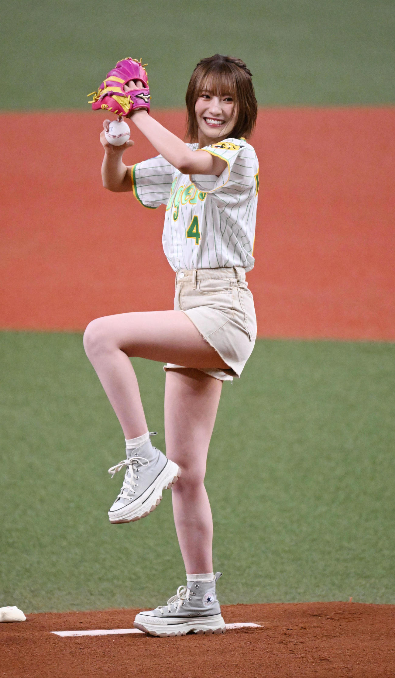 阪神対ヤクルト　始球式を務めるNMB48の小嶋花梨（撮影・和賀正仁）