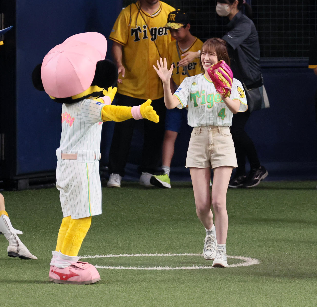 阪神対ヤクルト　始球式を行うNMB48の小嶋花梨（撮影・加藤哉）