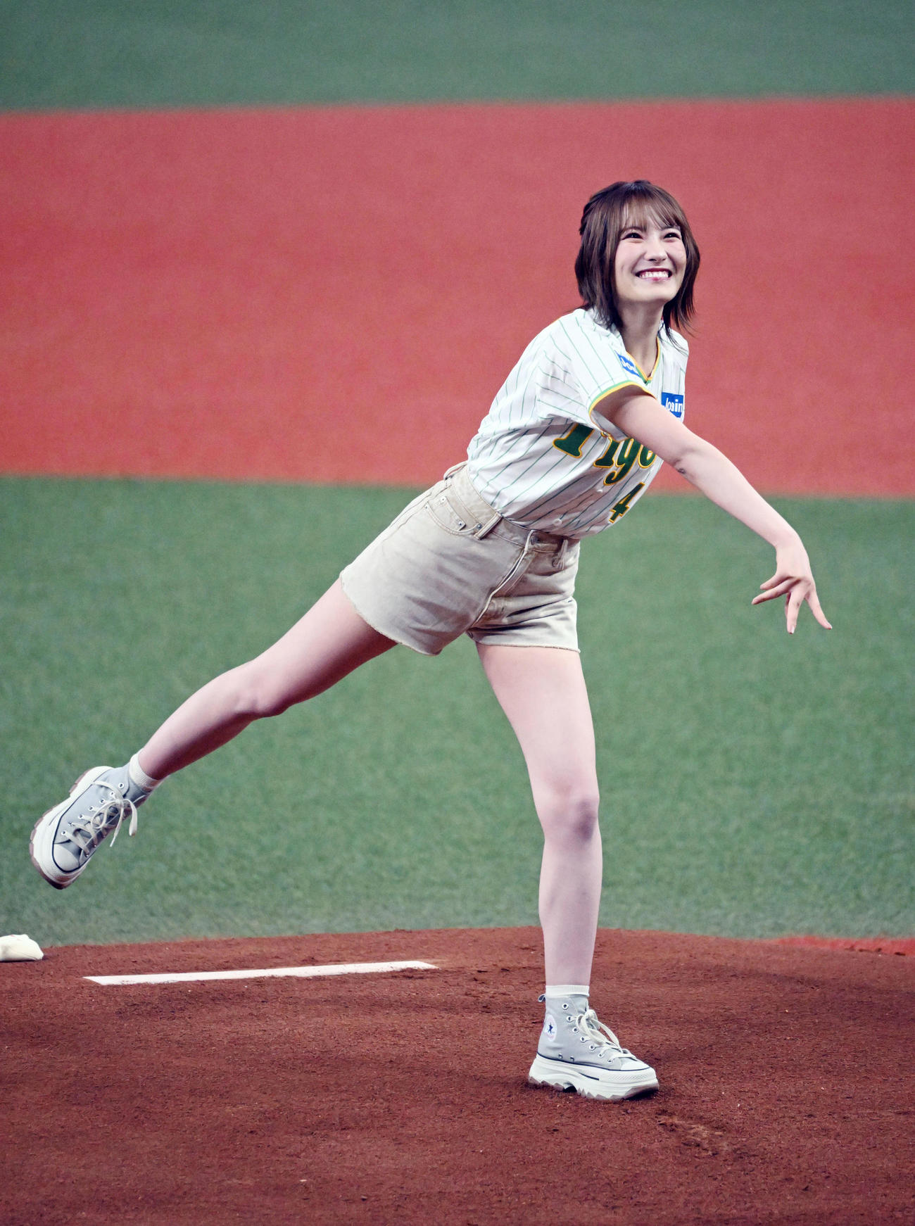 阪神対ヤクルト　始球式を務めるNMB48の小嶋花梨（撮影・和賀正仁）