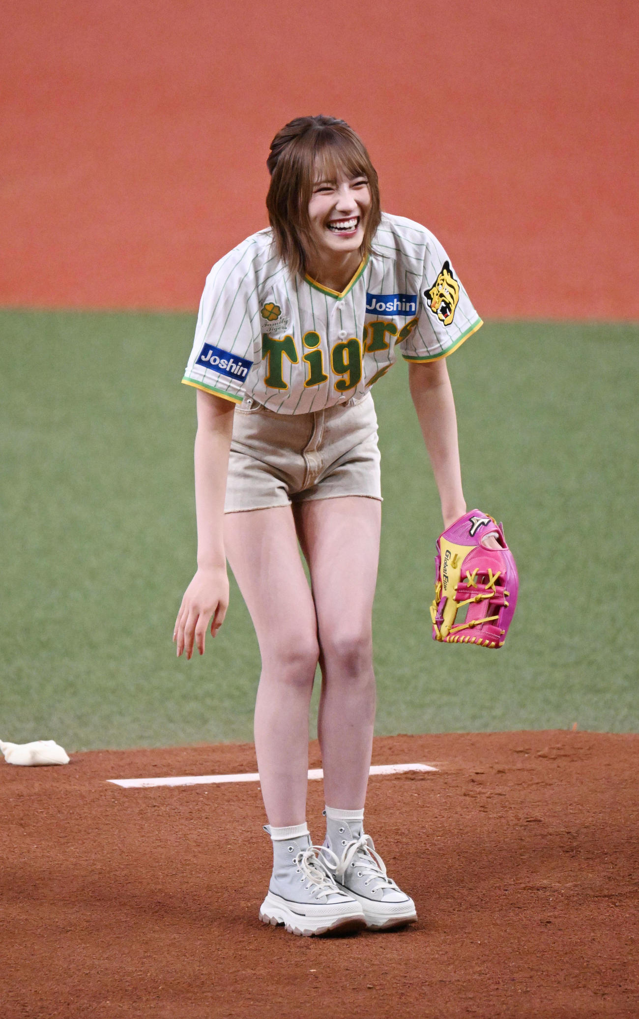 阪神対ヤクルト　始球式を務めるNMB48の小嶋花梨（撮影・和賀正仁）