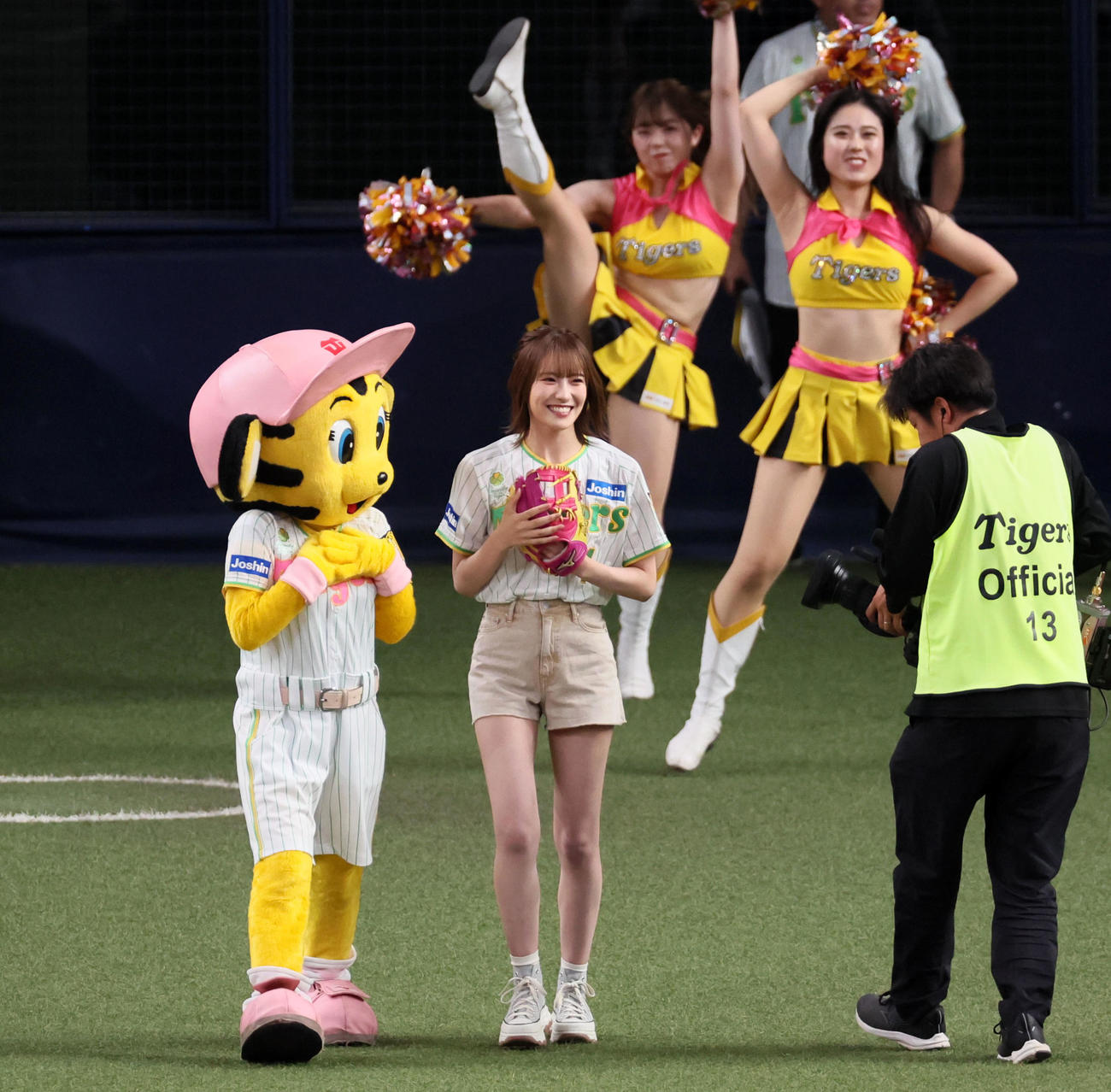 阪神対ヤクルト　始球式を行うNMB48の小嶋花梨（撮影・加藤哉）