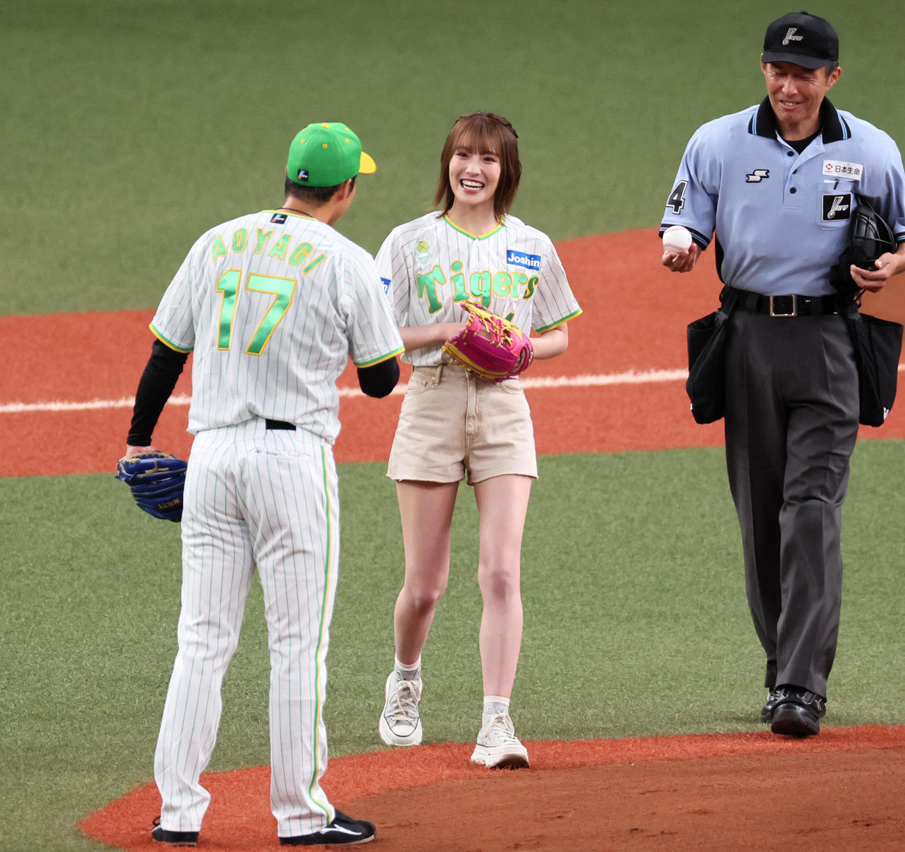 阪神対ヤクルト　始球式を行うNMB48の小嶋花梨は阪神先発青柳にあいさつする（撮影・加藤哉）