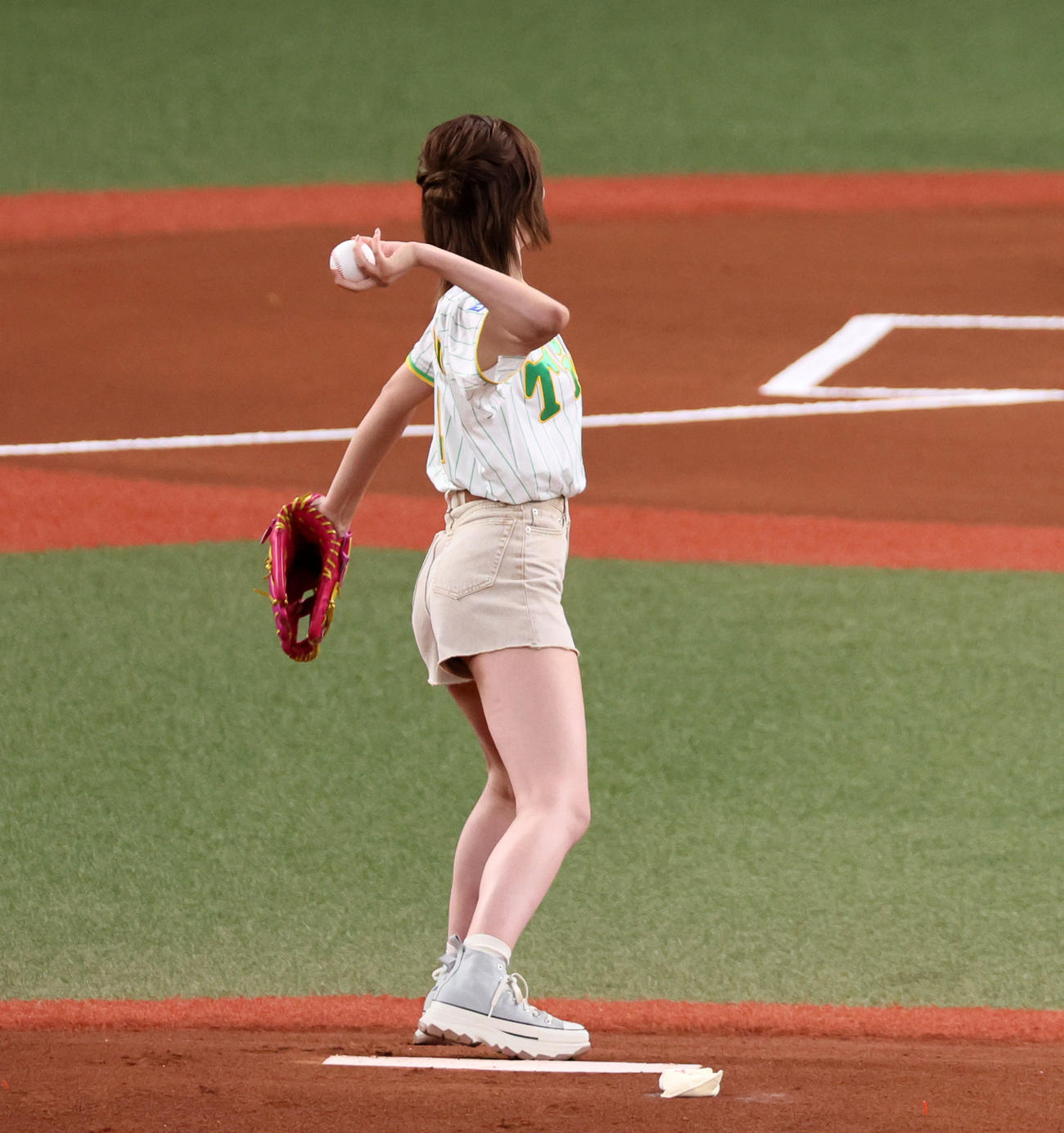 阪神対ヤクルト　始球式を行うNMB48の小嶋花梨（撮影・加藤哉）