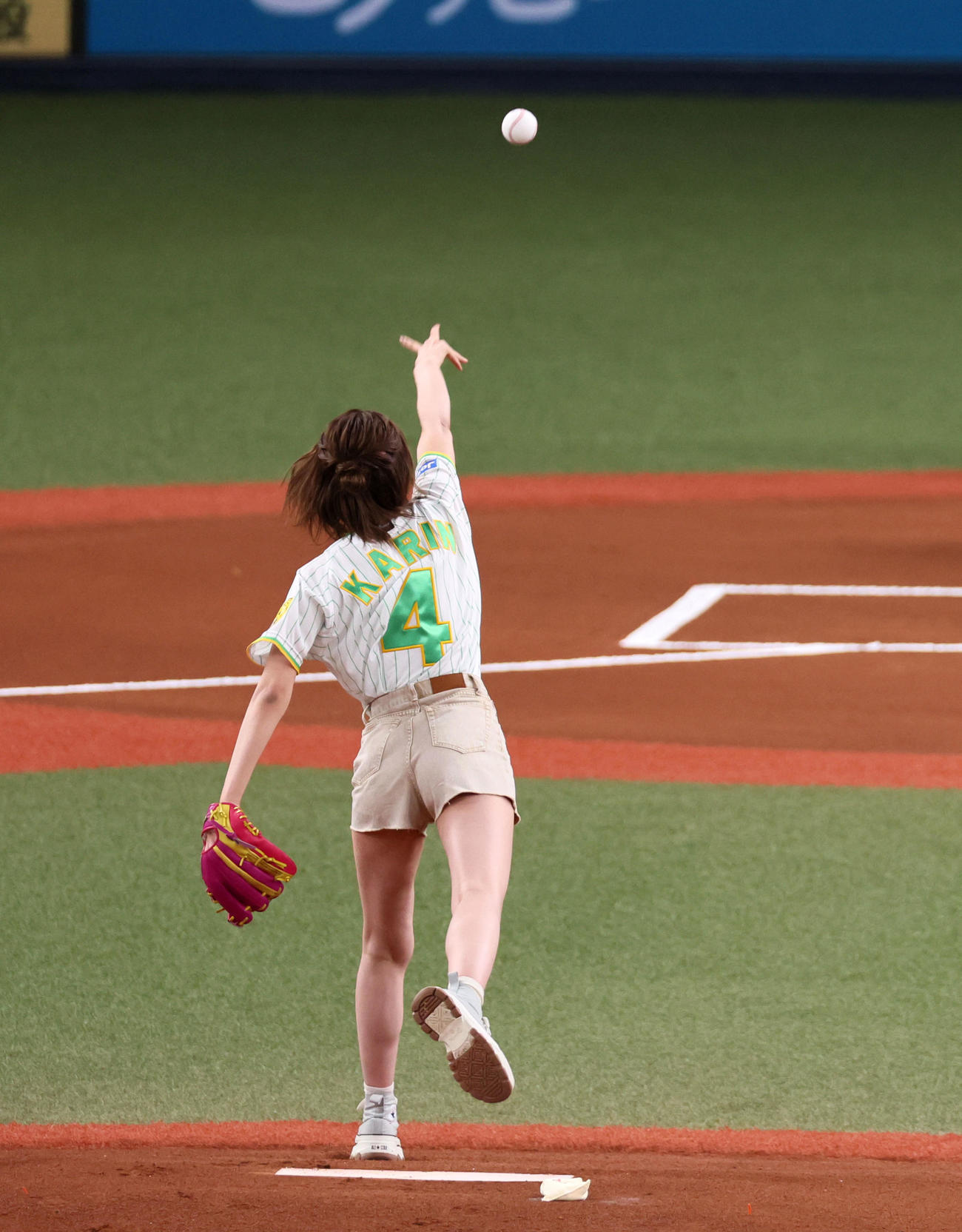 阪神対ヤクルト　始球式を行うNMB48の小嶋花梨（撮影・加藤哉）