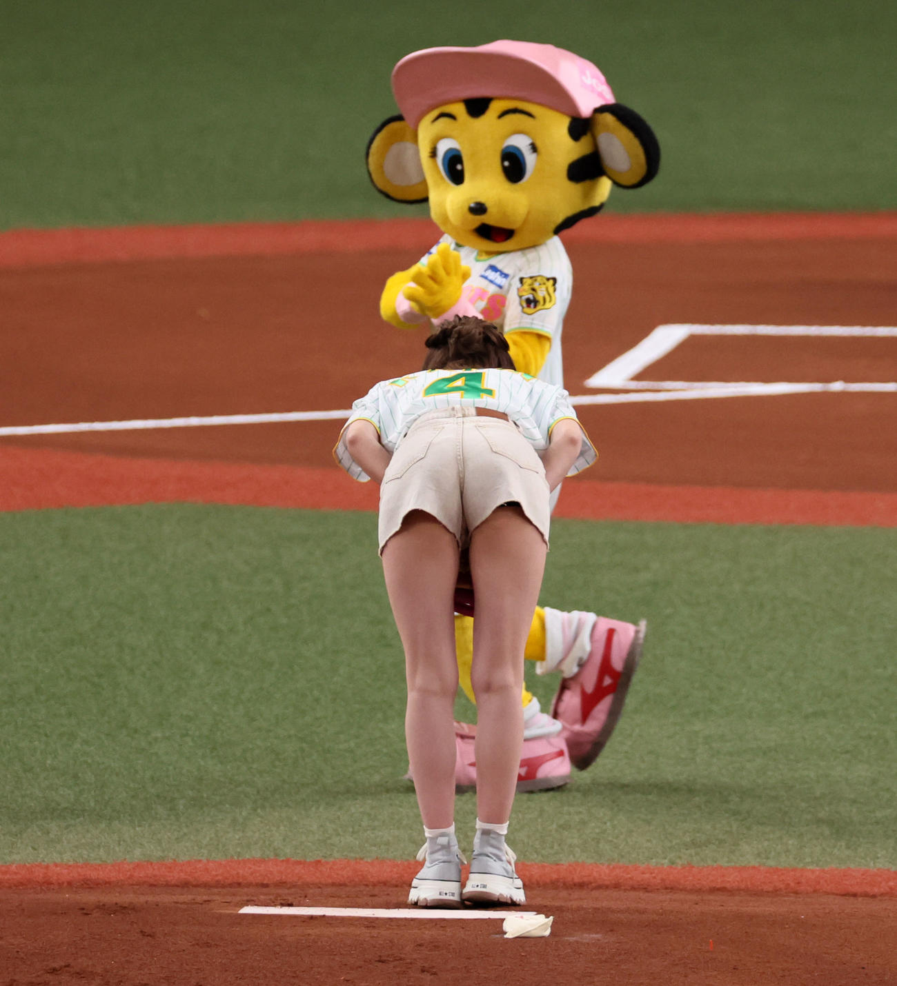 阪神対ヤクルト　始球式を行ったNMB48の小嶋花梨は深々と一礼する（撮影・加藤哉）